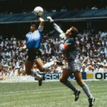 Maradona marcando o gol Mão de Deus em 1986