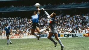 Maradona marcando o gol Mão de Deus em 1986