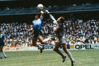 Maradona marcando o gol Mão de Deus em 1986