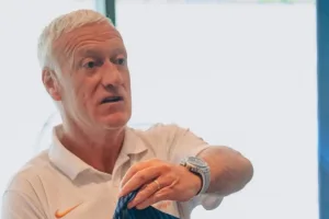 Deschamps durante paralisação do jogo França x Iraque