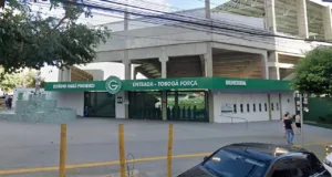 Reunião do Conselho Deliberativo do Goiás com protestos da torcida