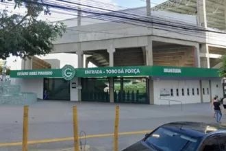 Reunião do Conselho Deliberativo do Goiás com protestos da torcida