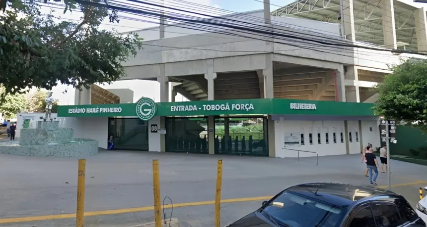 Reunião do Conselho Deliberativo do Goiás com protestos da torcida