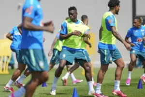 Seleção brasileira contra Escócia no treino com Ancelotti