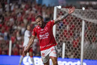 Vila Nova mandante Série B: André Luís comemora gol