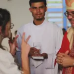 Bispo aprende Libras para celebrar Crisma de jovem surda