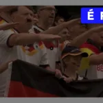 Imagem manipulada de sósia de Hitler na arquibancada
