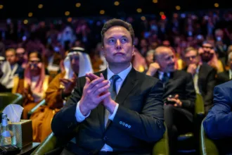 Elon Musk trilionário perde posto após queda da SpaceX