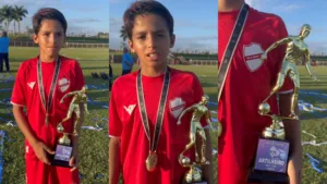 João Miguel Vila Nova com taça de artilheiro do Goianão Sub-11