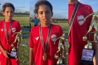 João Miguel Vila Nova com taça de artilheiro do Goianão Sub-11
