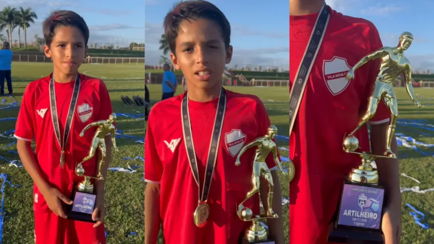 João Miguel Vila Nova com taça de artilheiro do Goianão Sub-11