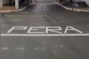 Sinalização inusitada em rua de Goiânia com a palavra 'Pera'