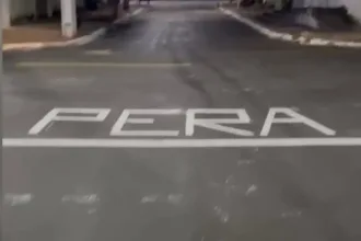 Sinalização inusitada em rua de Goiânia com a palavra 'Pera'