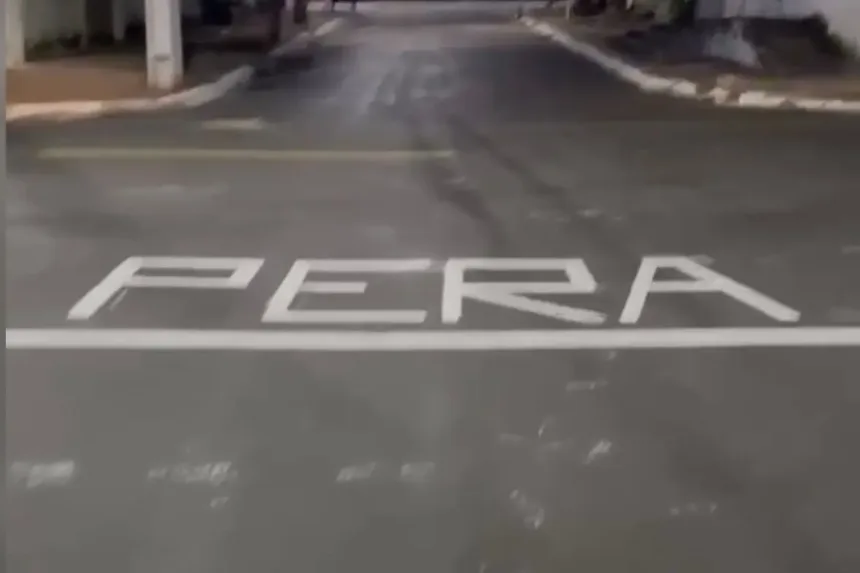 Sinalização inusitada em rua de Goiânia com a palavra 'Pera'