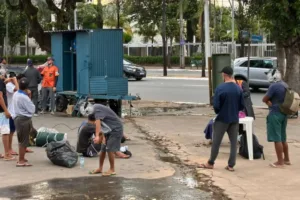 Banho da Dignidade em Goiânia ajudando pessoas em situação de rua
