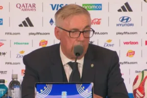 Carlo Ancelotti pedindo calma à torcida da seleção