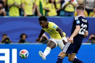 Brasil goleia Escócia com show de Vinícius Júnior