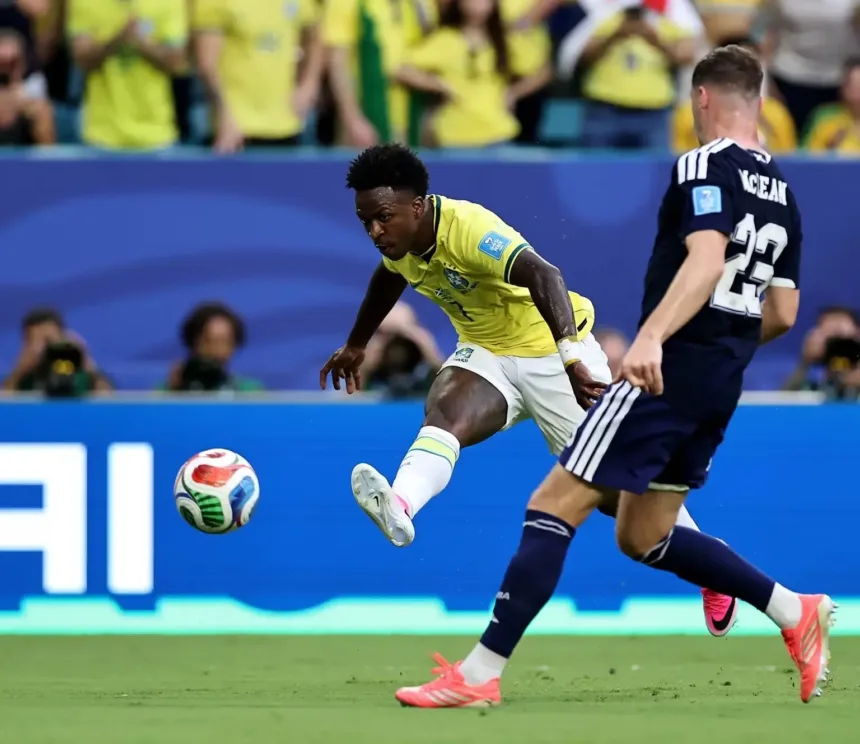 Brasil goleia Escócia com show de Vinícius Júnior