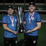Mozart técnico Goiás com taça do Goianão 2023