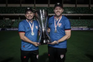 Mozart técnico Goiás com taça do Goianão 2023