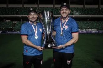 Mozart técnico Goiás com taça do Goianão 2023