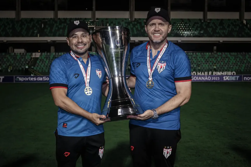 Mozart técnico Goiás com taça do Goianão 2023