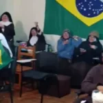 Irmãs de mosteiro torcendo pelo Brasil diante de Nossa Senhora