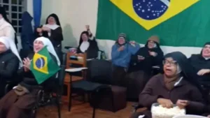 Irmãs de mosteiro torcendo pelo Brasil diante de Nossa Senhora
