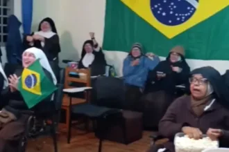 Irmãs de mosteiro torcendo pelo Brasil diante de Nossa Senhora