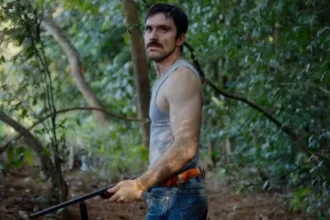 Cena do filme Apenas Coisas Boas destacando afeto gay