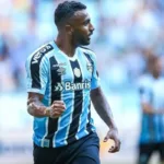 Meia-atacante Vila Nova em ação no campo