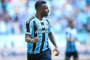 Meia-atacante Vila Nova em ação no campo
