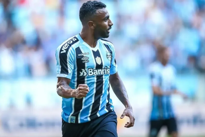 Meia-atacante Vila Nova em ação no campo