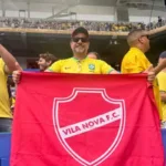 Bandeira do Vila Nova em destaque durante gol de Vini Jr