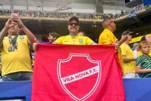 Bandeira do Vila Nova em destaque durante gol de Vini Jr