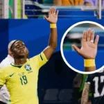 Endrick usa esparadrapo para não tirar aliança durante o jogo