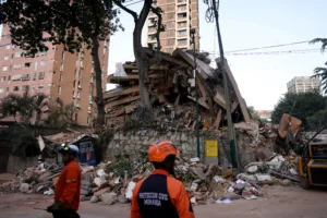 Imagem de prédio danificado após terremoto na Venezuela