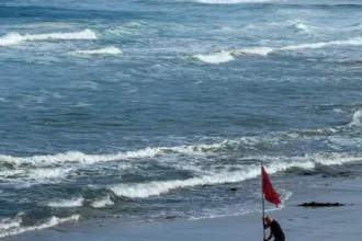 Bruna sobrevivente no mar em Ilhabela
