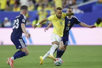 Neymar emocionado no retorno à seleção brasileira