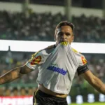 Robson, o carrasco do Goiás, comemora gol na Série B