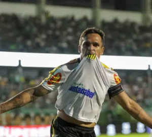 Robson, o carrasco do Goiás, comemora gol na Série B