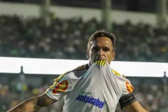 Robson, o carrasco do Goiás, comemora gol na Série B