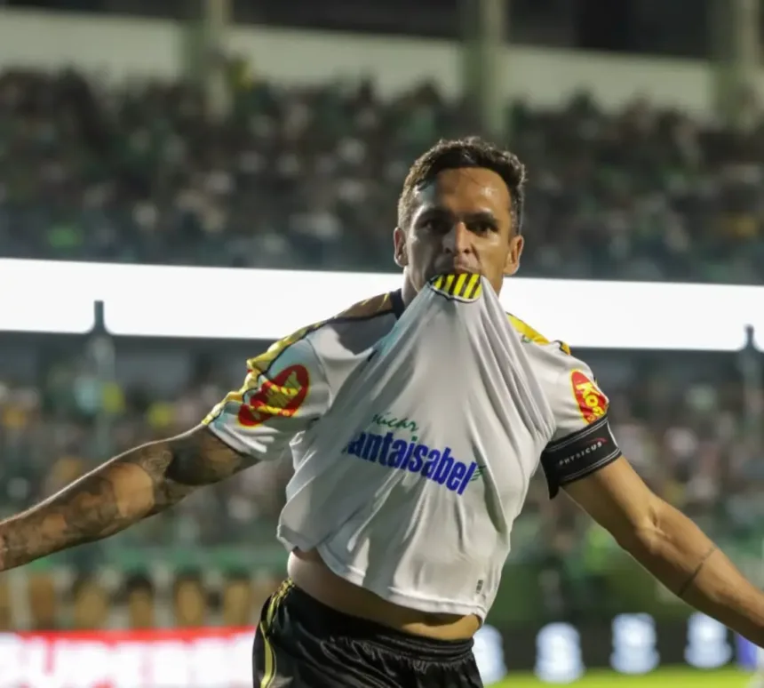 Robson, o carrasco do Goiás, comemora gol na Série B