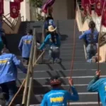 Romeiros em Trindade subindo de joelhos à Basílica