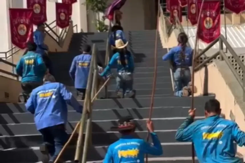 Romeiros em Trindade subindo de joelhos à Basílica