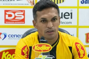 Vila Nova hoje é o time a ser batido, diz atacante