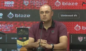 Renan Brito comandando o Atlético em campo