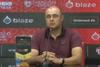 Renan Brito comandando o Atlético em campo