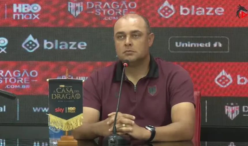 Renan Brito comandando o Atlético em campo