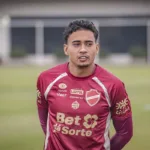 Nathan Camargo em ação como lateral no Vila Nova
